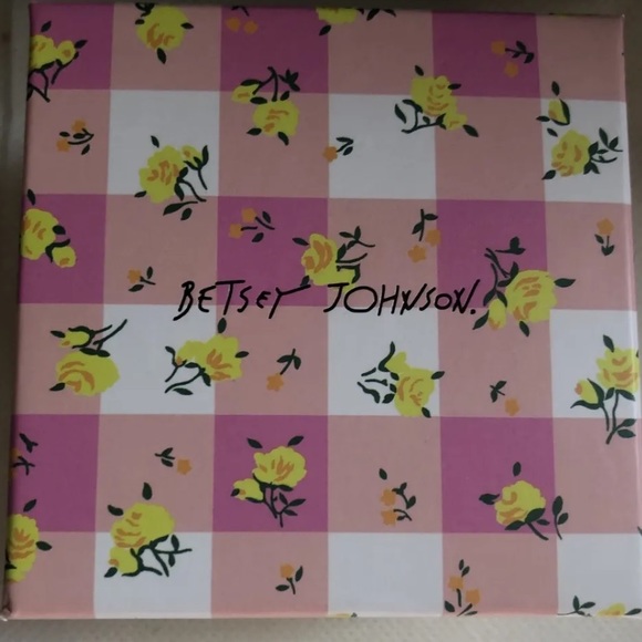 Betsey Johnson Gold Tone Bunny & Carrot Mismatch Drop Earrings Faux Pearl NIB - Picture 8 of 9